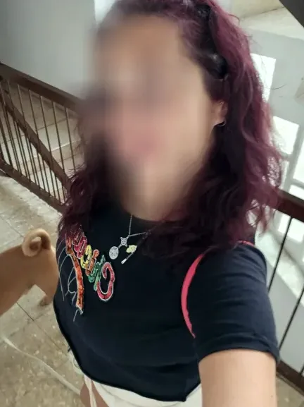 Amira, 33