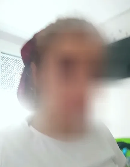 Büsra, 28