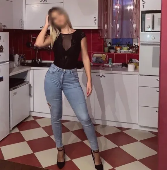 Mia, 24