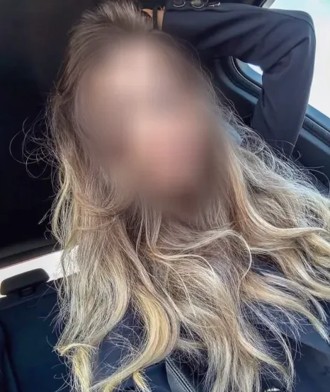 Mia, 33