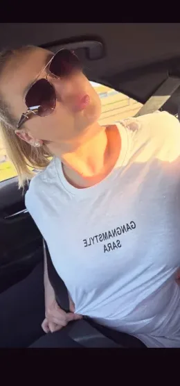 Nicole, 32